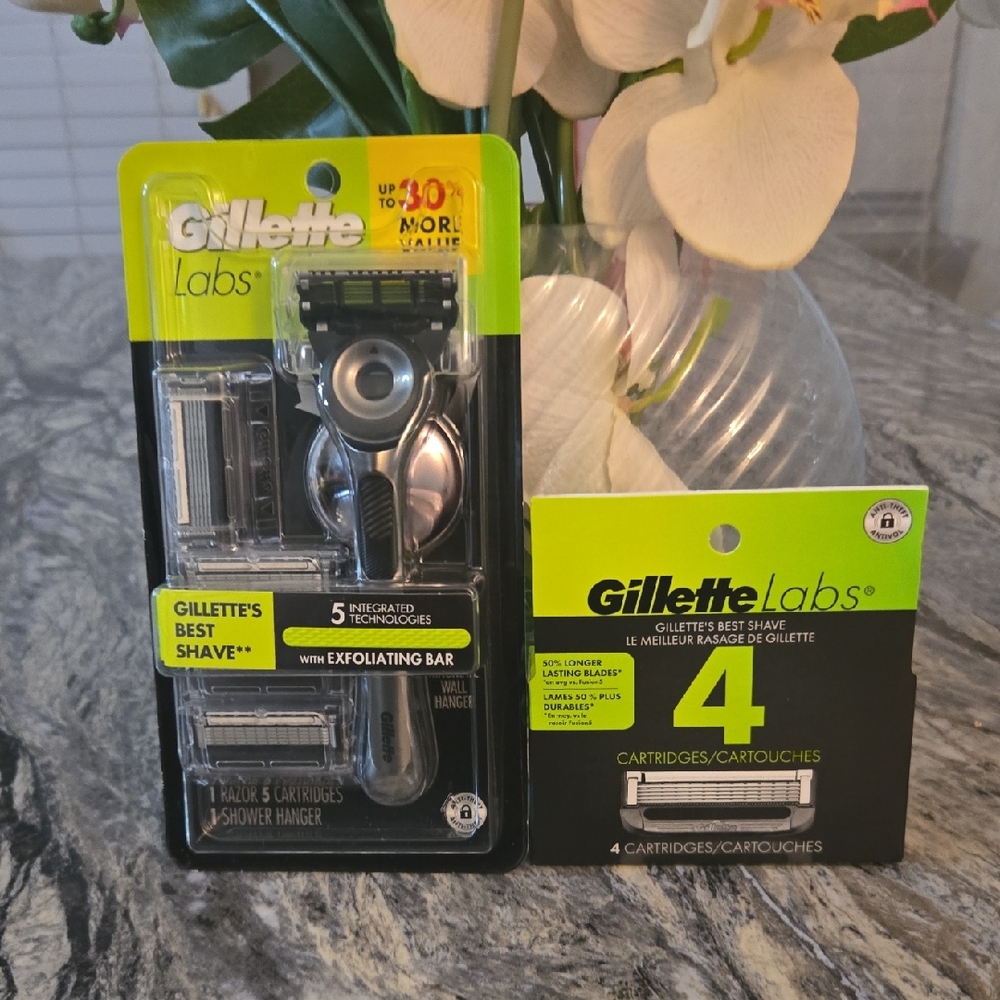 Razor and 4-Count Cartridge Refills - Black and Green